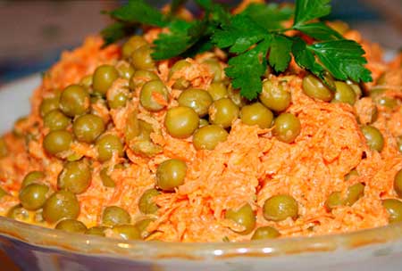 Салат из моркови и зеленого горошка рецепт, ингредиенты. Фото готового блюда