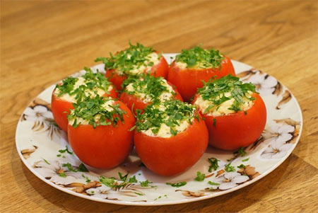 Помидоры, фаршированные яйцом и луком рецепт, ингредиенты. Фото готового блюда