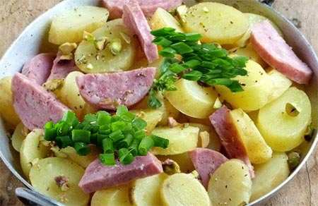 Картошка с колбасой или сосисками рецепт, ингредиенты. Фото готового блюда